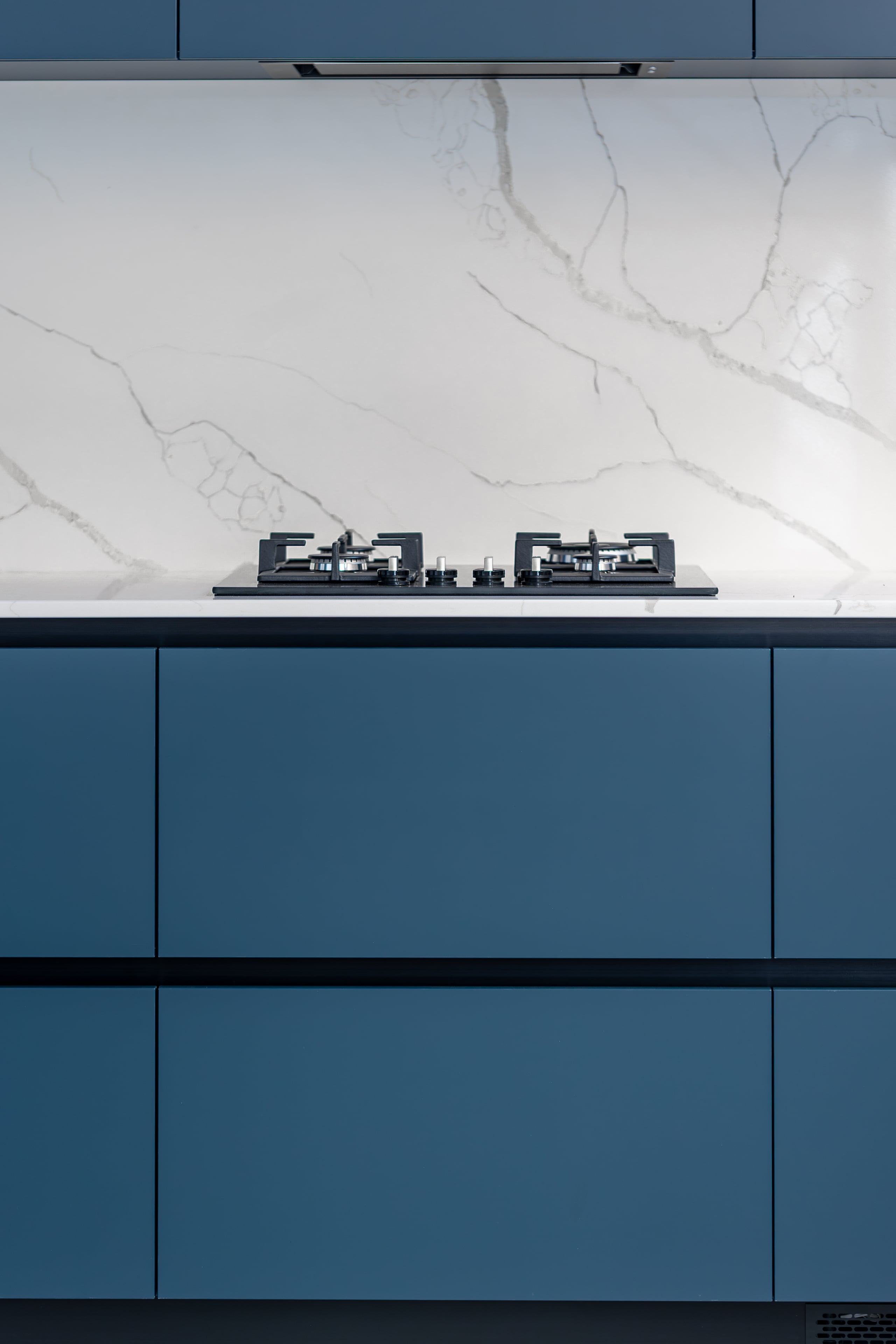 Nowoczesna kuchnia z blatem granitowym